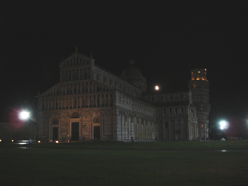 Da notare: il punto luminoso sopra il Duomo è la Luna.<br />Ecco spiegato il perché di certi avvistamenti &amp;quot;mannari&amp;quot; hihi